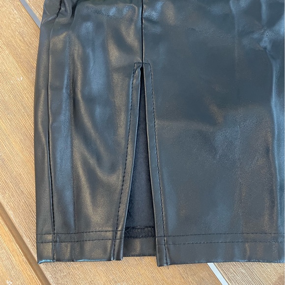 SHEIN Size 2 Solid Black Faux Leather Mini Skirt Womens High Waist Side Slit - Picture 2 of 3